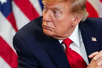 Trump opäť zaútočil na novinárov, označil ich za zradcov a bláznov