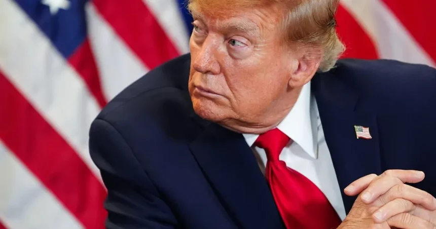Trump opäť zaútočil na novinárov, označil ich za zradcov a bláznov
