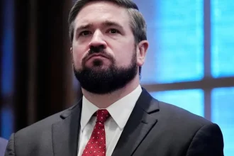 Trumpov spojenec po roku odchádza z čela FBI, vracia sa k rodine