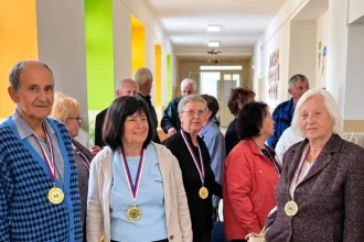 Učiteľ vbehol do triedy a kričal, že človek vyletel do vesmíru. Vrátili sa po desaťročiach