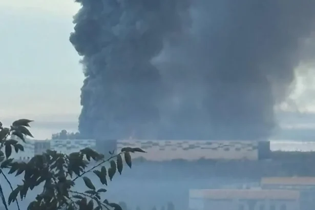 Ukrajina zasiahla ruský Ozon, požiar v Saratove, Putin v Indii