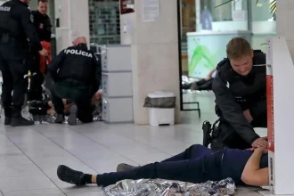Útočník s nožom zranil na urgent príslušníkov ochranky aj pacientov