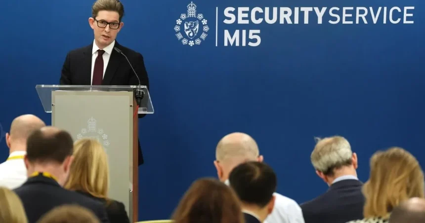Útoky sa možno plánujú tam, kam nevidíme. Šéf britskej rozviedky upozornil na nové hrozby