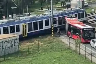 V Bratislave sa zrazil osobný vlak s autobusom MHD