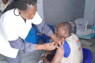 V epicentre eboly v Kongu začali očkovať zdravotníkov vakcínou Ervebo