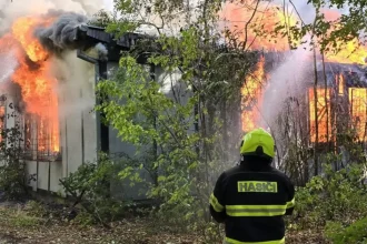 V meste horel sklad pri exekúcii, požiar nebol technickou poruchou. Hrozilo šírenie na les