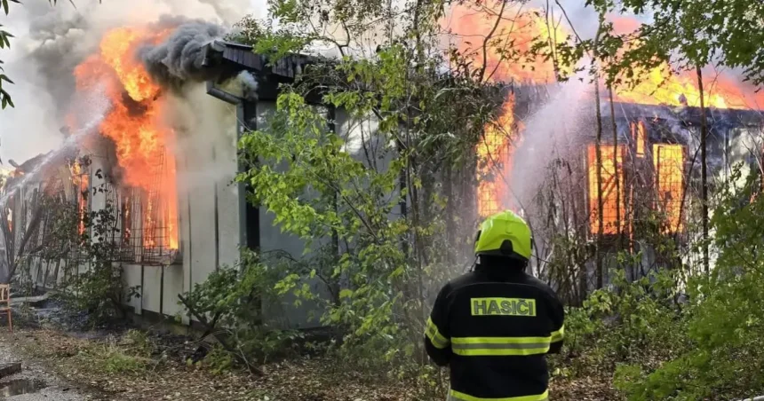 V meste horel sklad pri exekúcii, požiar nebol technickou poruchou. Hrozilo šírenie na les