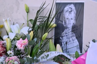 Vdovec Brigitte Bardotovej kritizuje aukciu jej osobných vecí, označil ju za neúctu