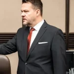 Vláda môže zrušením dvoch rezortov získať milióny
