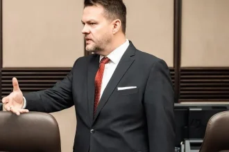 Vláda môže zrušením dvoch rezortov získať milióny