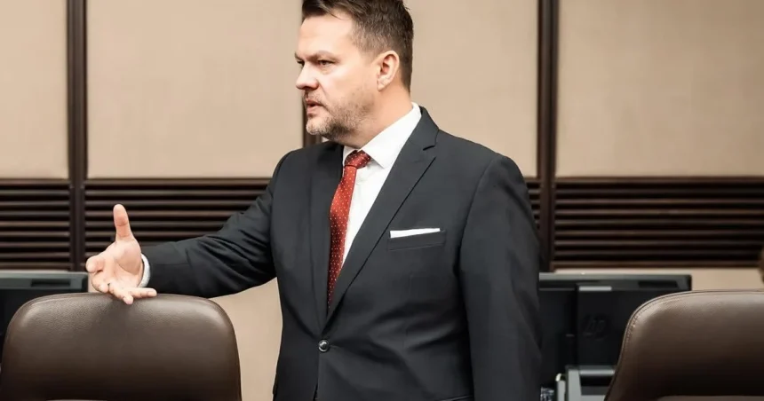 Vláda môže zrušením dvoch rezortov získať milióny