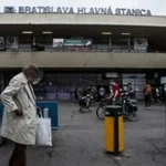 Vo vlaku kadečo striedavo nefungovalo, čo cestujúcich poriadne potrápilo