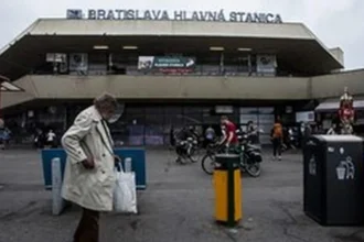 Vo vlaku kadečo striedavo nefungovalo, čo cestujúcich poriadne potrápilo