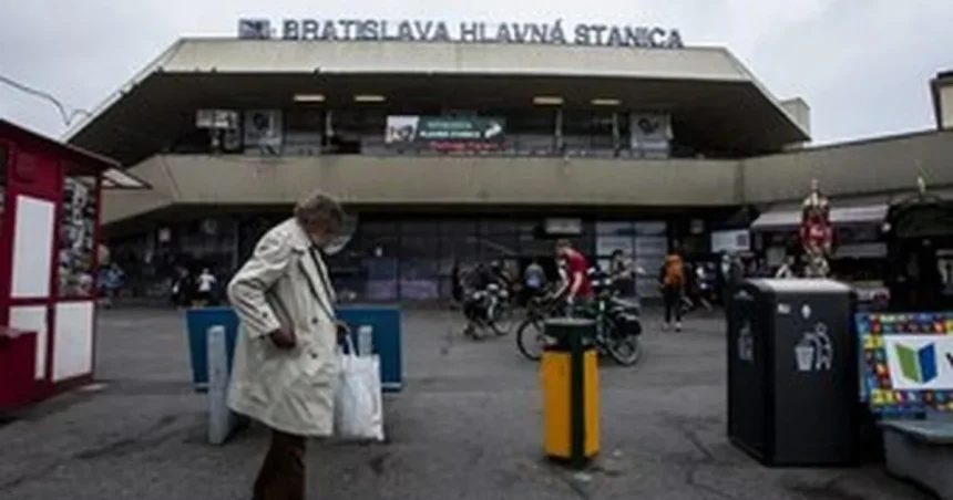 Vo vlaku kadečo striedavo nefungovalo, čo cestujúcich poriadne potrápilo