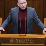 Výbor uložil štyrom opozičným poslancom ospravedlniť sa za výroky v pléne