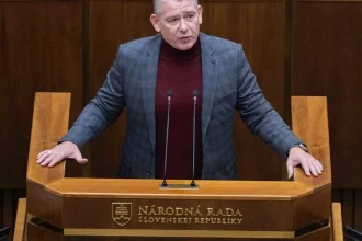 Výbor uložil štyrom opozičným poslancom ospravedlniť sa za výroky v pléne