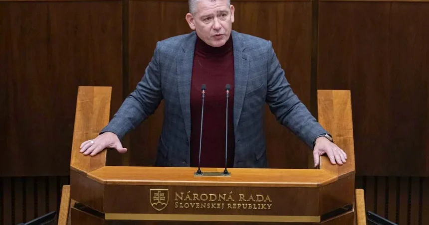 Výbor uložil štyrom opozičným poslancom ospravedlniť sa za výroky v pléne