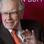 Warren Buffett po desaťročiach odchádza z čela Berkshire Hathaway