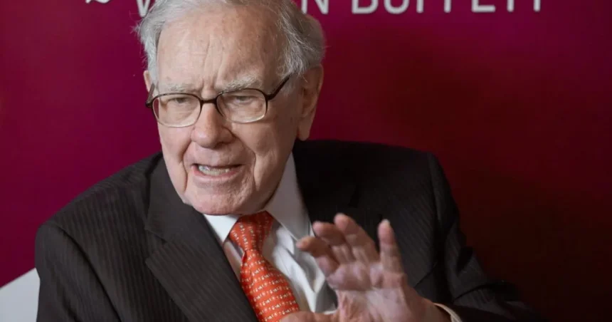 Warren Buffett po desaťročiach odchádza z čela Berkshire Hathaway
