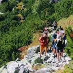 Záchranári vyniesli na Zbojnícku chatu tonu materiálu. Najrýchlejší boli Popradčania