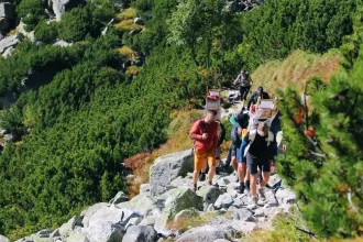Záchranári vyniesli na Zbojnícku chatu tonu materiálu. Najrýchlejší boli Popradčania