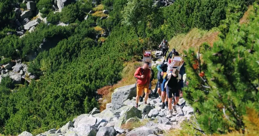Záchranári vyniesli na Zbojnícku chatu tonu materiálu. Najrýchlejší boli Popradčania