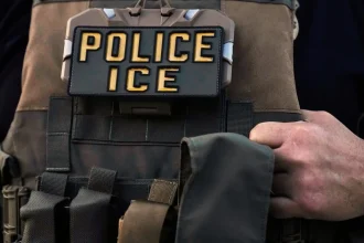 Americkí agenti vyšetrujú správy o hádzaní zápalného zariadenia na budovu ICE