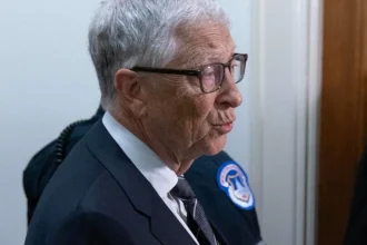 Bill Gates varoval pred neregulovanou umelou inteligenciou