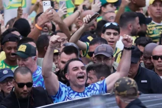 Bolsonaro tesne predbehol Lulu, ukazujú predbežné výsledky volieb v Brazílii