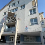Čelia útokom aj vyhrážkam. Na úrade obmedzili pohyb a zaviedli núdzové tlačidlá.
