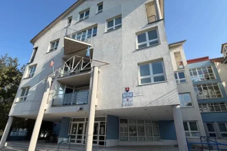 Čelia útokom aj vyhrážkam. Na úrade obmedzili pohyb a zaviedli núdzové tlačidlá.
