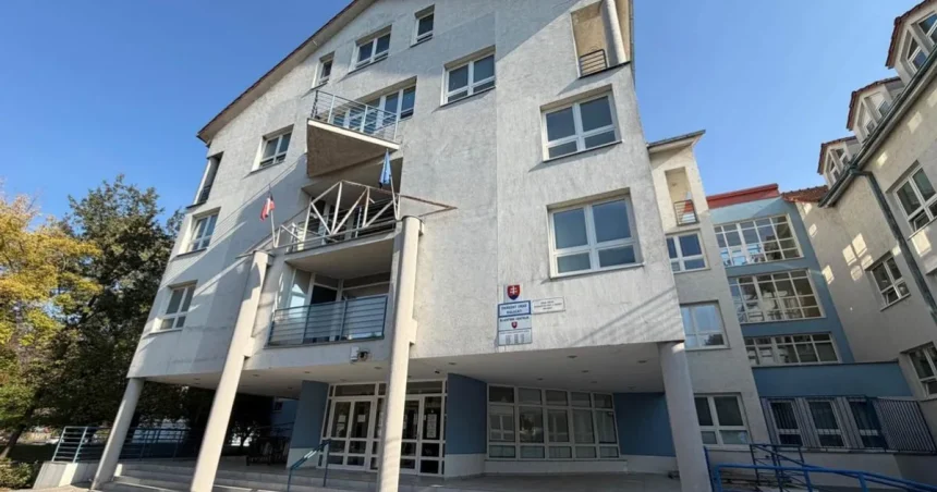 Čelia útokom aj vyhrážkam. Na úrade obmedzili pohyb a zaviedli núdzové tlačidlá.