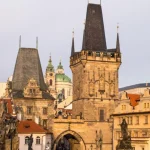 Česko zrýchľuje zadlžovanie, požičiavajú si ľudia, firmy aj štát