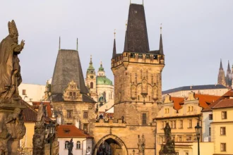 Česko zrýchľuje zadlžovanie, požičiavajú si ľudia, firmy aj štát