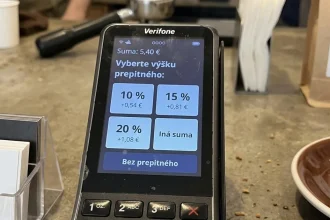 Chceš tringelt za to, že mi podáš 4-eurové pivo? Americký zvyk už dobýja Slovensko