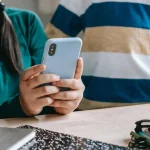 Členské štáty by zatiaľ nemali zakazovať deťom sociálne siete, tvrdí eurokomisia