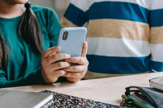 Členské štáty by zatiaľ nemali zakazovať deťom sociálne siete, tvrdí eurokomisia
