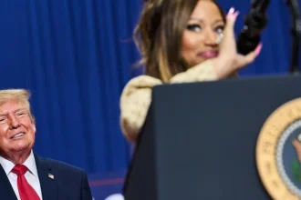 Ďalšie Epsteinove dokumenty zaťažujú Trumpa. Bývalá miss ho obviňuje zo znásilnenia