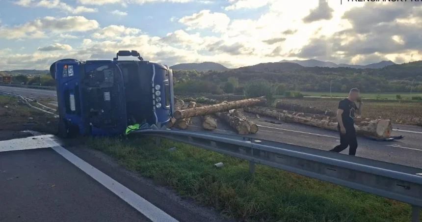 Diaľnica pri Beluši: prejazdný len jeden pruh zo štyroch