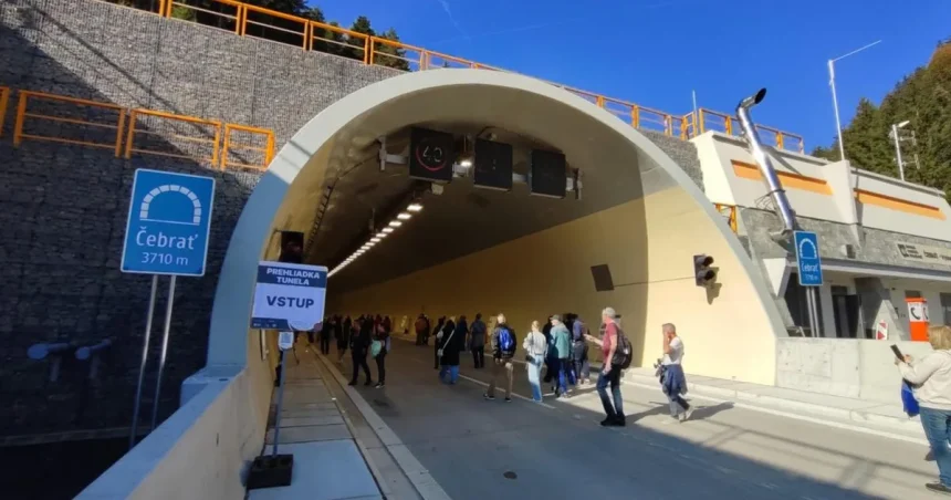 Diaľnicu pri Ružomberku otvárajú pre verejnosť, ukazujú tunel Čebrať