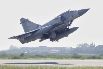 Dvaja členovia posádky bojového lietadla Mirage havarovali