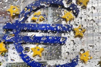 Európska mena klesla na 17-mesačné minimum pre obavy z francúzskeho dlhu a Španielska