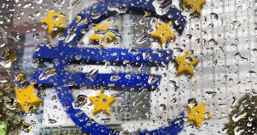 Európska mena klesla na 17-mesačné minimum pre obavy z francúzskeho dlhu a Španielska
