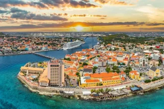 Farebné domy na Curaçao: Guvernér vraj riešil bizarný problém