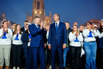 Fico na mítingu v Novom Sade hovoril po srbsky, s Vučičom sa objímal