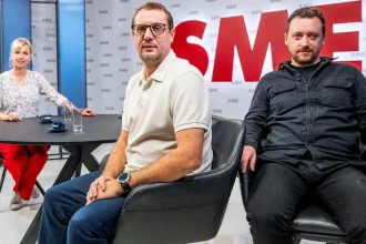 Fico si urobil hanbu u kamaráta v Srbsku, opozícia si vystačila s vlastnou