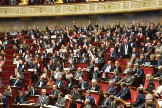 Francúzska vláda chce v roku 2027 škrtmi a úpravou daní ušetriť 43 miliárd eur
