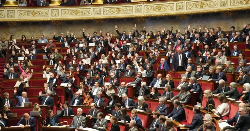 Francúzska vláda chce v roku 2027 škrtmi a úpravou daní ušetriť 43 miliárd eur