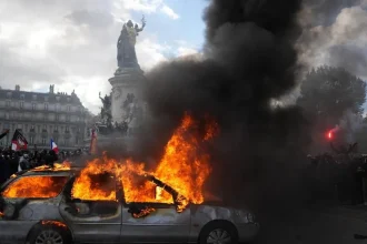 Francúzsko zasiahli násilné protesty, napätie narastá