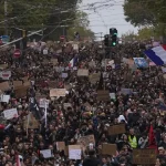 Francúzskom otriasajú protesty, odbory hlásia 800-tisíc ľudí, v Paríži potýčky s políciou